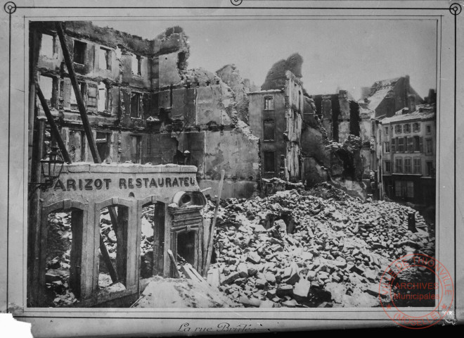 [La rue Brûlée après les bombardements de 1870. En premier plan le restaurant Parizot détruit]