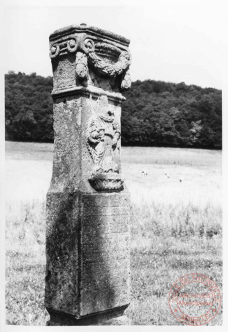 Croix de chemin dédiée à Sainte Catherine de 1835 - Hameau de Basse-Parthe, commune de Boust (sur R.D. 57 menant de Breistroff à Boust, avant le pont du ruisseau de Boler)