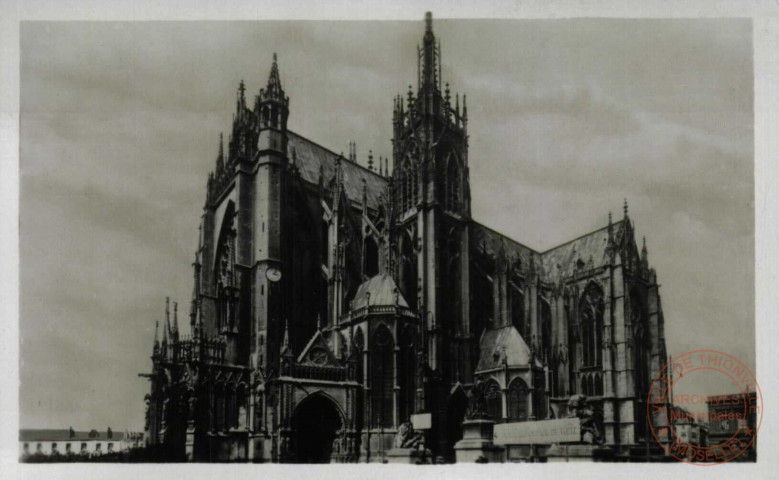 Metz : La Cathédrale : Façade latérale Sud-Est