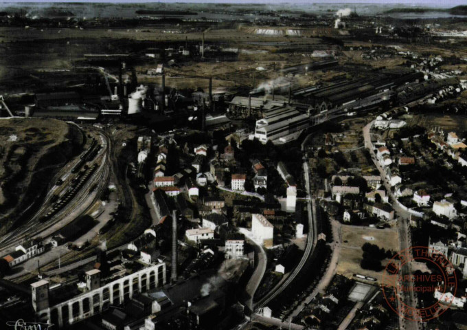 Villerupt (54. M.-et-M.) - Vue générale aérienne sur les Usines de Micheville et d'Aubrives.