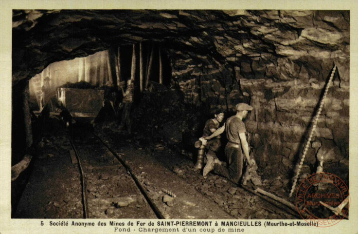 Société Anonyme des Mines de Fer de Saint-Pierremont à Mancieules (Meurthe-et-Moselle). Fond - Chargement d'un coup de mine.