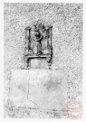 Chapelle Saint-Etienne du cimetière de Cattenom, 2 rue de la Fontaine. Ossuaire situé sur la façade nord. Sculpture, monument commémoratif de Barbe de Nève