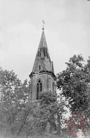 Guerre 1939-1945. Le clocher de l'église protestante après les bombardements