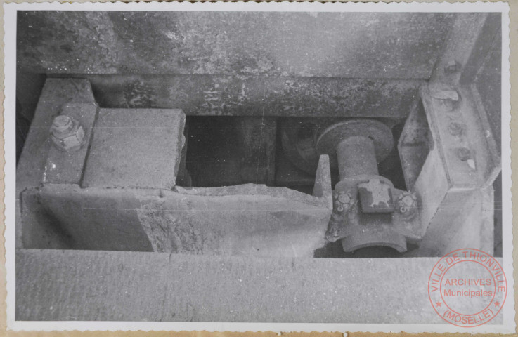 Train continu à largets et billettes. Empileur à largets. Le bâti est cassé.