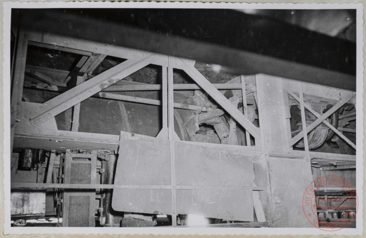 Pont culbuteur des accumulateurs de Metzange. Tôles de chute crevées.