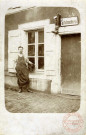 [Vue d'un cordonnier devant sa boutique vers 1900]