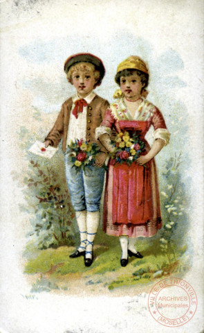 Enfant: garçon et fille costumés tenant un bouquet de fleurs.