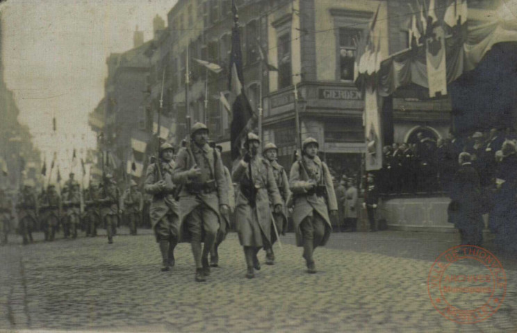 [Défilé des troupes place du marché lors de la remise de la Légion d'honneur à la ville de Thionville en février 1920]