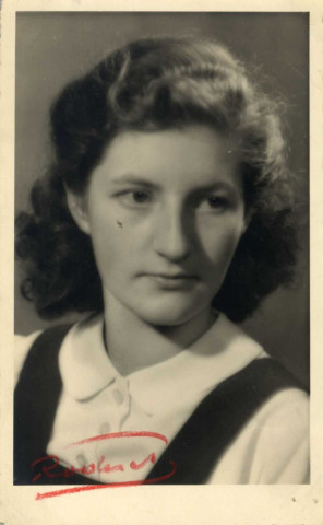 [Photographie d'une jeune femme]