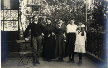[Photographie de membres de la famille Hourte avec Charles Schontz à l'arrière de leur maison située 8, rue du Général de Castelnau dans les années 1910]