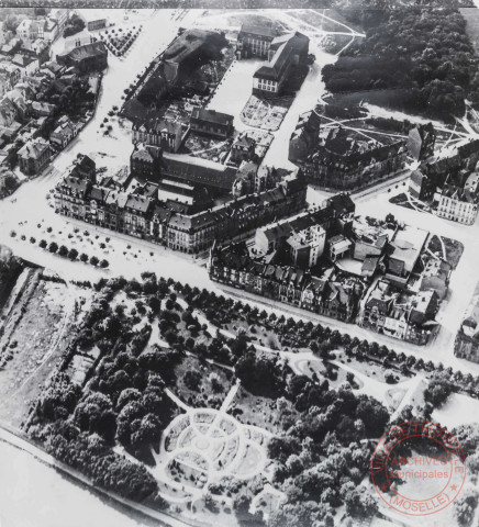 [Vue aérienne de Thionville prise depuis un Zeppelin. Parc Napoléon et alentours]