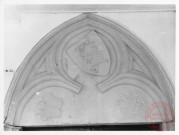 26 place du Marché, porte gothique sous les arcades, tympan du XVe (écu à 3 chiens, Houncheringer) - Thionville