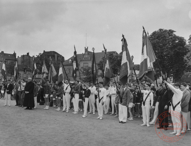 [Manifestation sportive au stade Jeanne d' Arc. Equipes, public, récompenses et officiels]