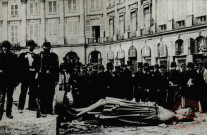 Chefs-d'œuvre photographiques de la bibliothèque historique de la ville de Paris : Détail de la Colonne Vendôme abattue par les Communards : la Statue de Napoléon - Mai 1871