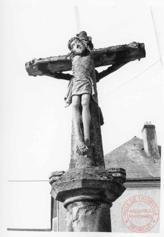 Calvaire (croix double) situé devant la chapelle Saint-Hippolyte, 1 rue Saint-Hippolyte à Haute-Rentgen (commune de Basse-Rentgen). Croix érigée vers 148X (la lecture du 4e chiffre étant illisible, date portée sur le fût) pour le capitaine Peter Blager à la mémoire de ses soldats tombés près de Rodemack. Deux statuettes ont disparu