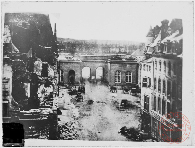 [La porte de la Moselle après les bombardements de 1870, et bâtiments alentours détruits]