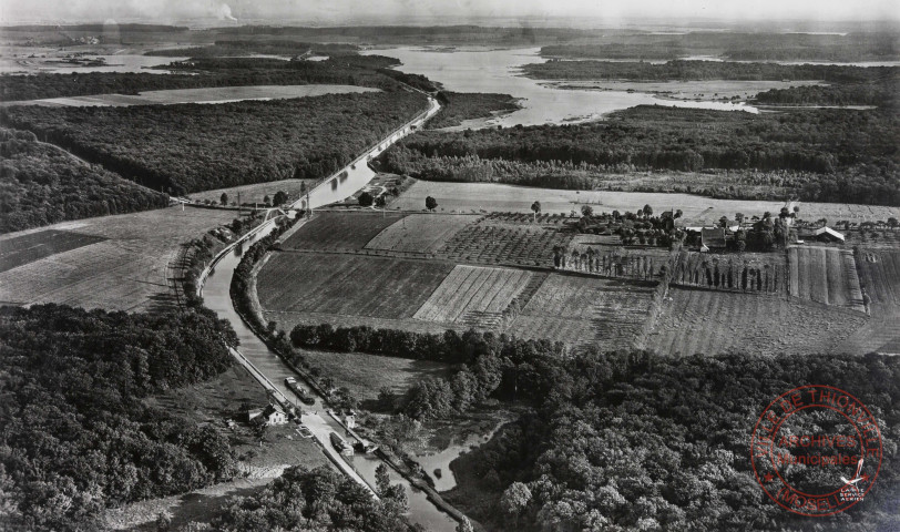 [Vue aérienne : Le canal des houillères de la Sarre et l'étang du Stock]