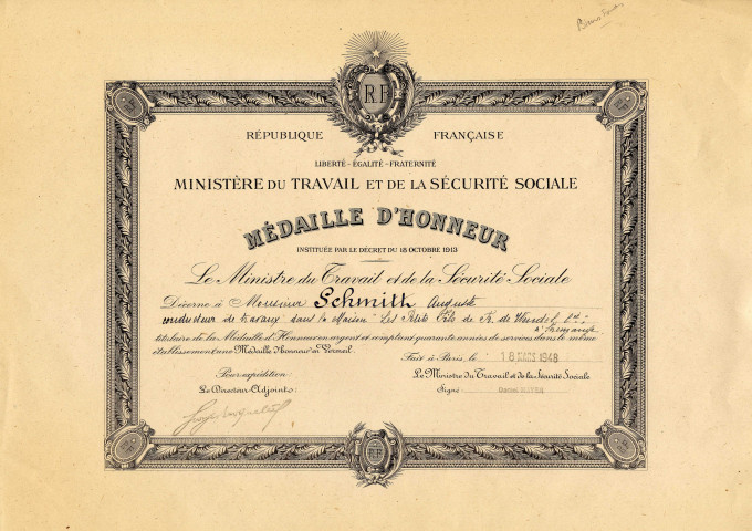 Diplôme du Ministère du Travail et de la Sécurité Sociale concernant Schmitt Auguste en 1948.