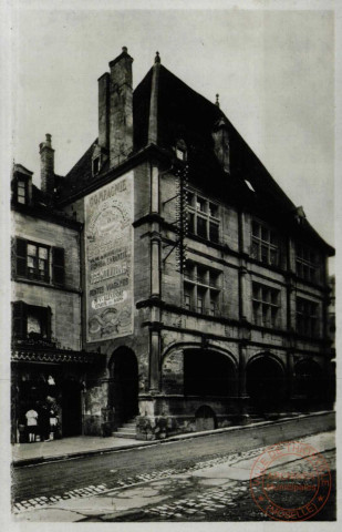 LUXEUIL-LES-BAINS - Maison François Ier , Belle construction Renaissance soutenue par une série d'arcades à voûtes surbaissées