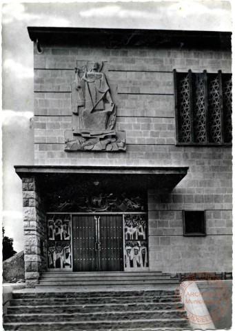 ROUSSY-le-VILLAGE (Moselle) - Eglise - Portail principal - Adoration de l'agneau de Dieu Christ de l'Apocalypse.