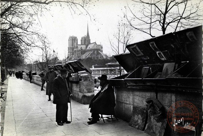 Paris... en flanant - Les Bouquinistes du quai de la Tournelle - Notre-Dame - La Seine et L'Île de la Cité