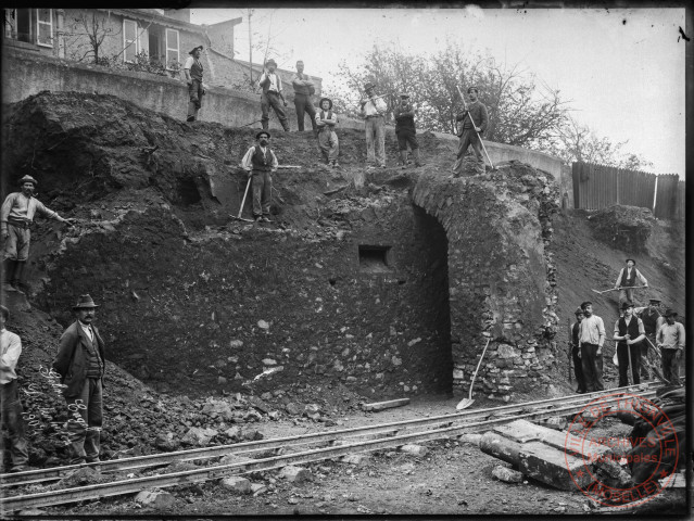 [Ouvriers travaillant à la démolition des remparts quai de la Moselle (actuel quai Crauser) en 1902]