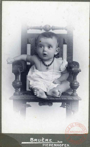 Portrait de Pierre, 7 mois, sur une chaise en bois