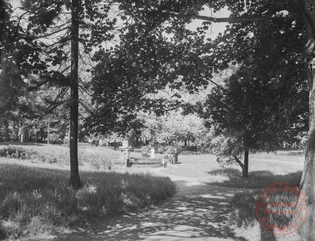 [Parc Napoléon, création du pont en pierre et entretien par les employés municipaux]