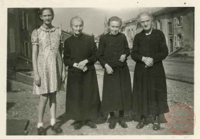 1 jeune fille et 3 dames posent dans la rue