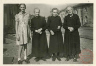 1 jeune fille et 3 dames posent dans la rue