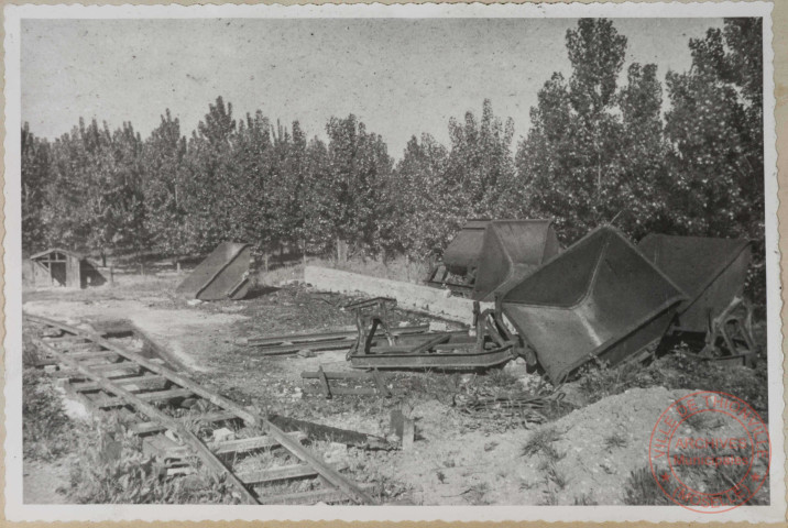Hangar de la loco diesel. Vue du hangar de la loco diesel démoli par un incendie. A remarquer l'état des wagonnets pour voie de 60.