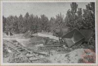 Hangar de la loco diesel. Vue du hangar de la loco diesel démoli par un incendie. A remarquer l'état des wagonnets pour voie de 60.
