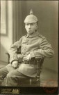 [Portrait d'un soldat du 135e Regt d'Infanterie en tenue de combat (casque à pointe recouvert et cartouchière) en studio en 1914]