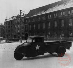 Le 1er Lieutenant Alois J. Liethair au volant d'un véhicule saisi à l'armée allemande. Thionville, décembre 1944 (photographie prise devant l'Institut Notre-Dame de la Providence)