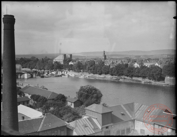 Vue générale sur la Moselle, le pont provisoire et l'entrée de la Ville