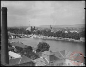 Vue générale sur la Moselle, le pont provisoire et l'entrée de la Ville