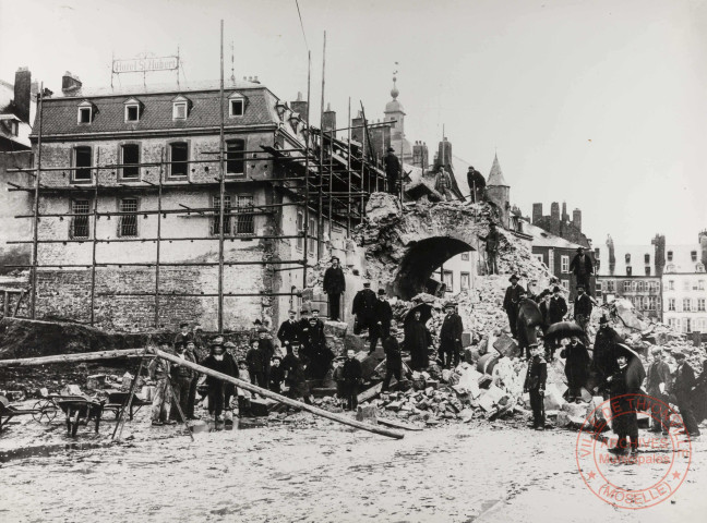 [Démolition de la Porte du Pont de la Moselle, en fond l'Hôtel Saint-Hubert]