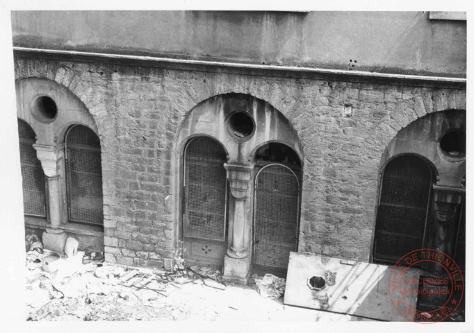 6 rue de la Poterne, hôtel du lieutenant du roi, corps sur le fond de la cour, reste de décor néo roman, colones et chapiteaux - Thionville
