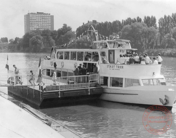 [Bateau 'Stadt Trier' à quai du côté de la sous-préfecture]