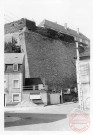 Maison à gauche au 66 rue du Général Simmer, au fond le mur d'enceinte du château