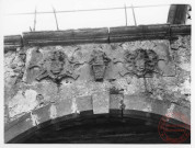Armories buchées situées au-dessus du porche du 45 rue des Châteaux à Cattenom