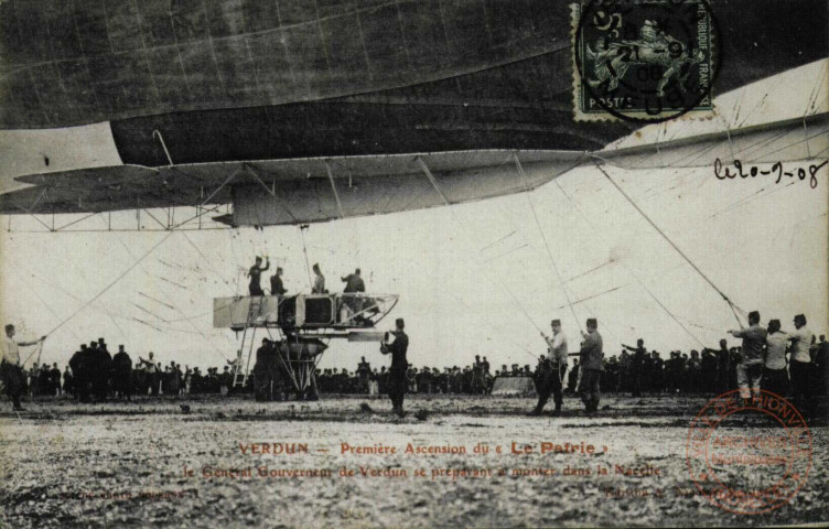 VERDUN - Première Ascension du 'Le Patrie' - le Général Gouverneur de Verdun se préparant à monter dans la Nacelle