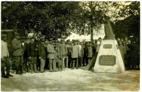 [Soldats allemands devant un monument aux morts]