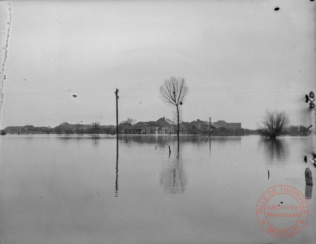 [Série d'images sur la Moselle à Thionville, pont, inondations, plage]