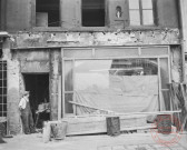 [Vue de la devanture en travaux de la quincaillerie Schmitt ) place du Marché]