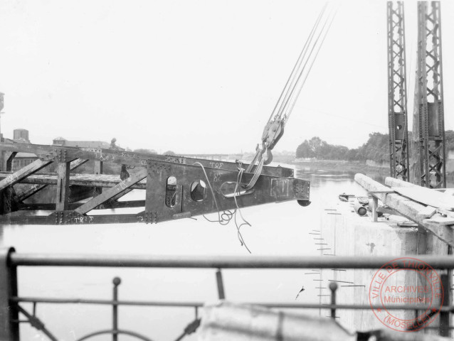 Le pont de 1846 et détruit en 1940. Travaux de construction