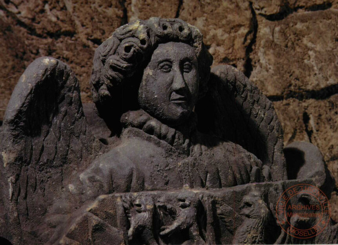 Thionville - Grande clef de voûte aux armes d'Elisabeth de Goerliz provenant de l'ancienne chapelle des Augustins, XVe siècle