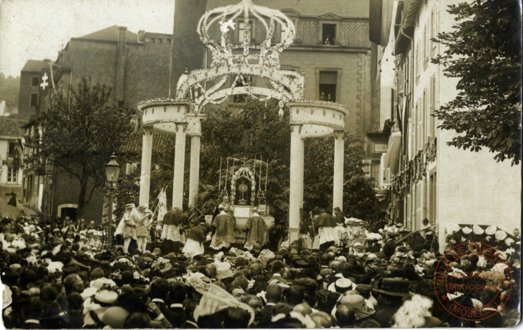 [Fête Dieu, cour du Château à Thionville vers 1900]