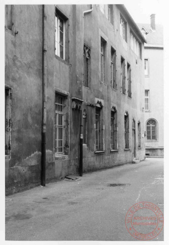 Cour du Château, ruelle entre la Tour aux Puces et l'ancienne maison des Raville - Thionville