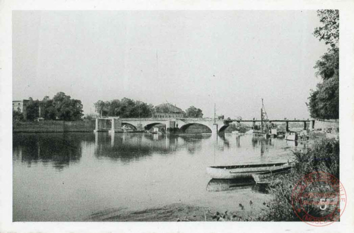 Le pont des alliés en construction depuis la rive droite